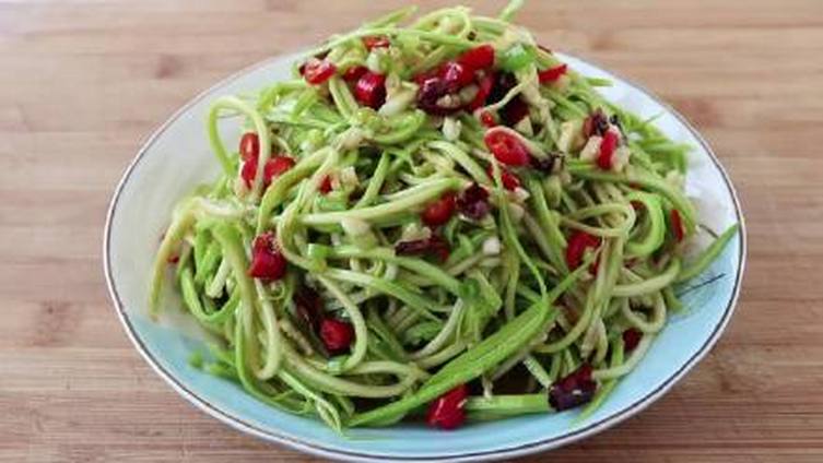 美食时间#不可辜负的美食# 【凉拌西葫芦丝】天热了,给大家分享一个夏季爽口凉拌菜,凉拌西葫